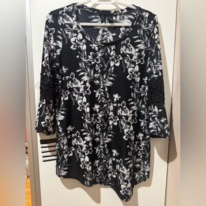 New Directions Black and White Floral Blouse